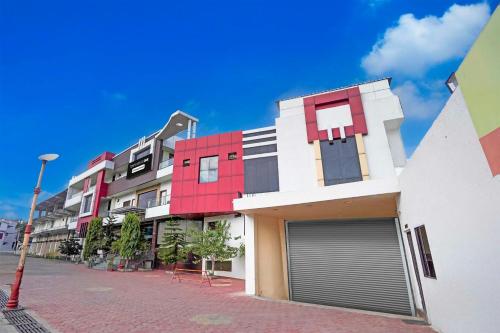 a building with red and white on a street at Townhouse Oak Lalghati Tekri Bhopal Viewpoint in Bhopal