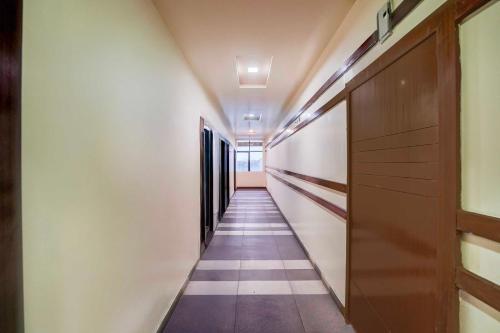 a hallway in a building with a tile floor at Townhouse Oak Lalghati Tekri Bhopal Viewpoint in Bhopal