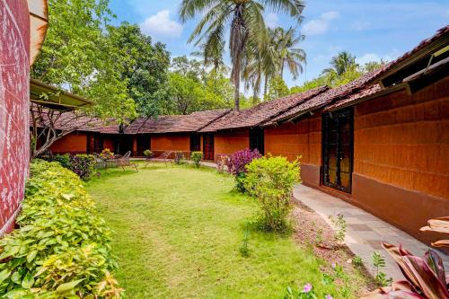 an outside view of a house with a yard at Townhouse Palghar in Talāsri