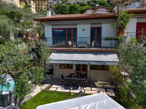 Taman di luar Maison Sabina con splendida vista lago ed idromassaggio