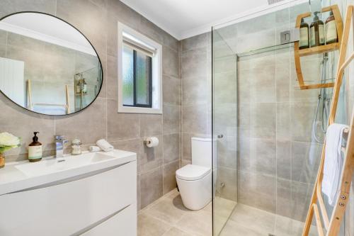a bathroom with a sink toilet and a mirror at Apres - Dog Friendly in Mansfield