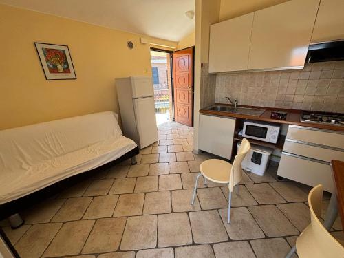 een kleine kamer met een bed en een keuken bij Residence IL BORGO 40 in Tortoreto Lido