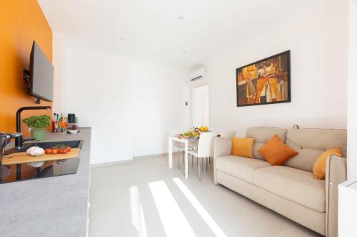 a living room with a couch and a table at Orange y Lemon in Sant'Agnello