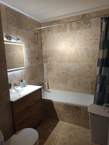 une salle de bain avec un lavabo, une baignoire et des toilettes dans l'établissement Nice studio 5 minutes walk from the beach, à Cagnes-sur-Mer