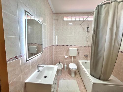 Et badeværelse på Oldmill Apartment