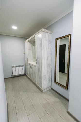 Bilik mandi di Roomly Apartments