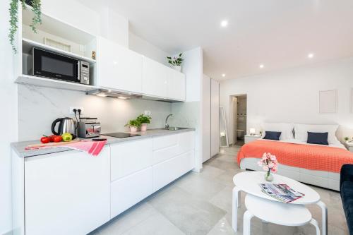 Stylish sea view studio