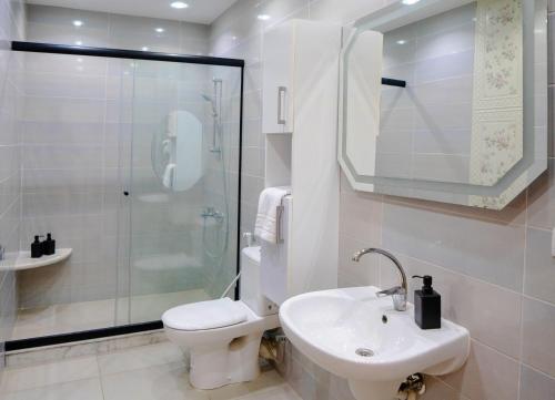 ein Badezimmer mit Toilette, Waschbecken und Dusche in der Unterkunft New Cairo Escape2BR Apt I 8 min from Cairo Airport in Kairo