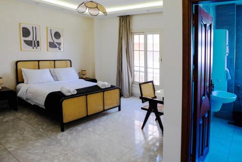 ein Schlafzimmer mit einem Bett und ein Badezimmer in der Unterkunft New Cairo Escape2BR Apt I 8 min from Cairo Airport in Kairo