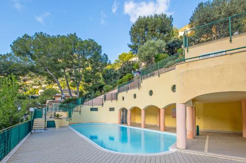- une piscine à côté d'un bâtiment dans l'établissement Charmante maison - Proche Monaco - Piscine partagée - DP, à Beausoleil