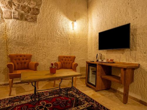 Una televisión o centro de entretenimiento en Tulip Cave Suites