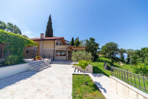 Zahrada ubytování Sunset & Sunrise Villas in Stanisici-Two Villas With Common Pool