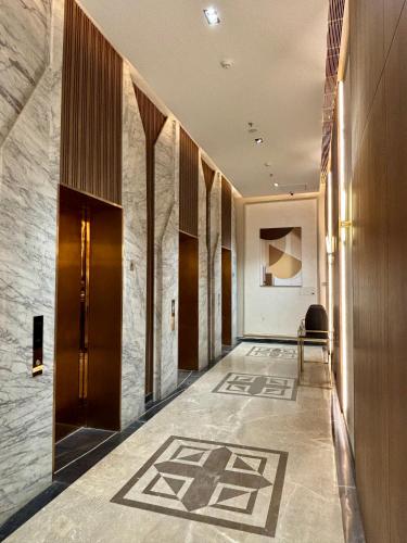 un pasillo de un edificio con puerta y suelo en Vaelora Stay - Luxury Studio, en Ghaziabad