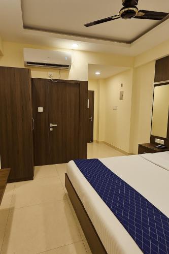 Una cama o camas en una habitación de StayGuru Hotel Atithi