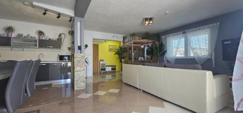 Luxury apartment MaLea with jacuzzi and sauna, by the sea
