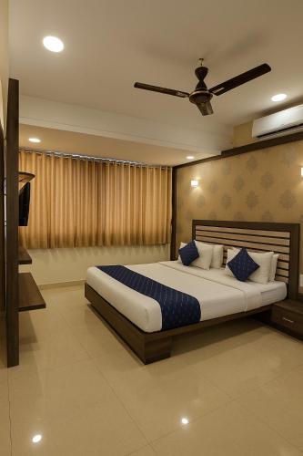 Una cama o camas en una habitación de StayGuru Hotel Atithi