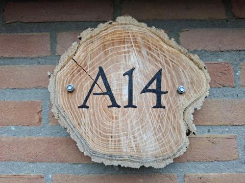 a sign on the side of a brick wall at Vrijstaande vakantiebungalow met optimale privacy!! in Rekem