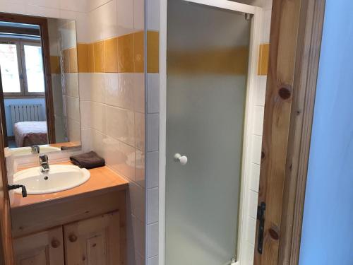 une salle de bain avec un lavabo et un miroir dans l'établissement Montana 2, à Pralognan-la-Vanoise