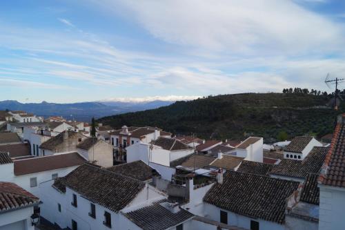 a view of a town with roofs and mountains at Casa de la Placeta del Rincón in Moclín