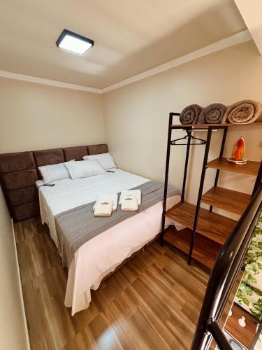 Un dormitorio con una cama con dos toallas encima. en Loft novo, colchões com massagem, mobiliado e aconchegante, en Cascavel