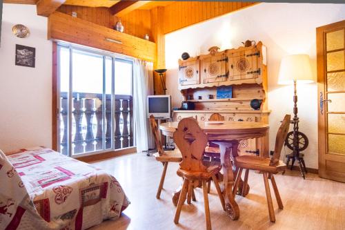- une chambre avec un bureau et un lit dans l'établissement chamonix centre le clos du savoy, à La Celle-sous-Gouzon