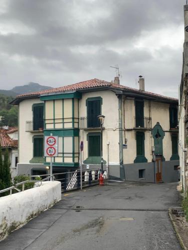 Το κτήριο όπου στεγάζεται  το διαμέρισμα