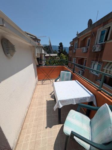 a balcony with a table and chairs on a roof at Apartmani Abeona in Budva