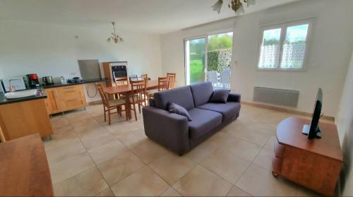 un salon avec un canapé et une table dans l'établissement Maison au cœur de la Côte D'Opale, à Bellebrune