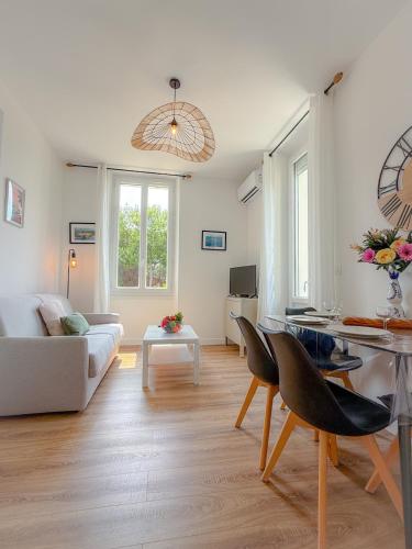 a living room with a couch and a table at Le Margot By ApiRent #Climatisation #Wifi #Balcon in Cannes