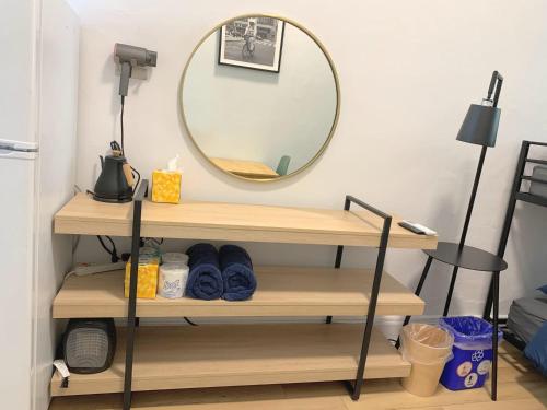 een spiegel op een plank in een kamer bij Chelsea Studio-Shared Bathroom with Kitchen Twin Bunk Bed in New York