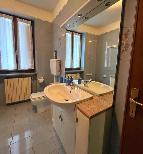 a bathroom with a sink and a toilet at LA PANORAMICA Svegliati con la Vista delle Alpi dalle Camere e Terrazza Ampia in Berzo