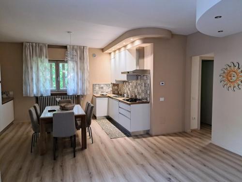 a kitchen and dining room with a table and chairs at La casa di Memy in Gualdo Tadino