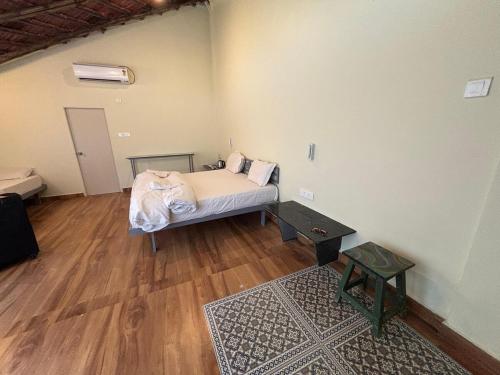 Ένα ή περισσότερα κρεβάτια σε δωμάτιο στο Prithwe Earthing Center