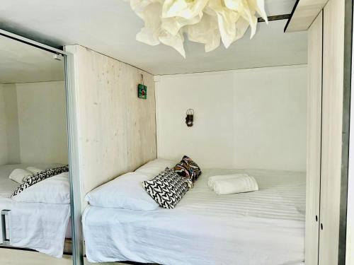 - un lit dans une chambre avec un miroir dans l'établissement Nid douillet d'Anglet, à Anglet