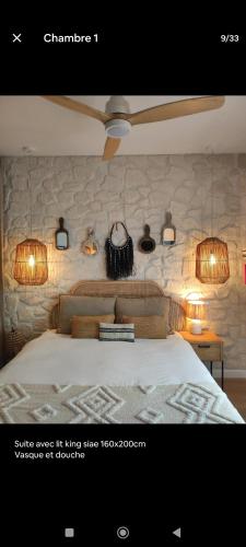 - une chambre dotée d'un lit avec des lumières sur le mur dans l'établissement Villa vacances Montpellier, à La Celle-sous-Gouzon