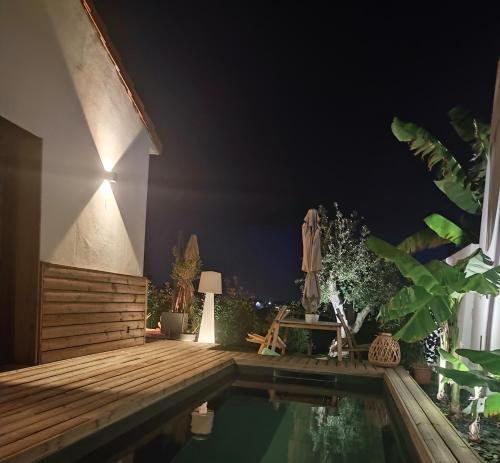 une maison avec piscine la nuit dans l'établissement Villa vacances Montpellier, à La Celle-sous-Gouzon