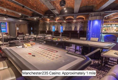 ein Pokertisch in einem Raum mit einem Tisch in der Unterkunft Prime city centre apartment! in Manchester