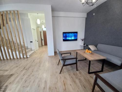 TV a/nebo společenská místnost v ubytování Grey House