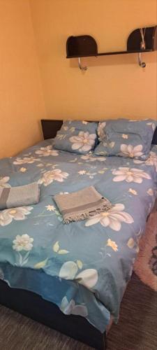 Postel nebo postele na pokoji v ubytování Заселення по коду в 2 кімнатну квартиру в центре