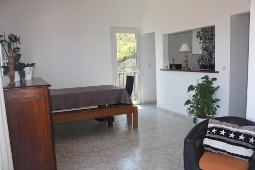 une pièce avec un matelas sur une table et un canapé dans l'établissement Villa Ey - waterfront with a view, à Banyuls-sur-Mer