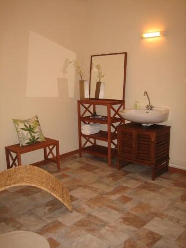 une salle de bain avec un lavabo et un miroir dans l'établissement Villa Ey - waterfront with a view, à Banyuls-sur-Mer