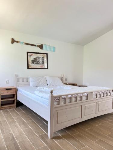 a bedroom with a large white bed in a room at Vilele Delfin in Costinesti