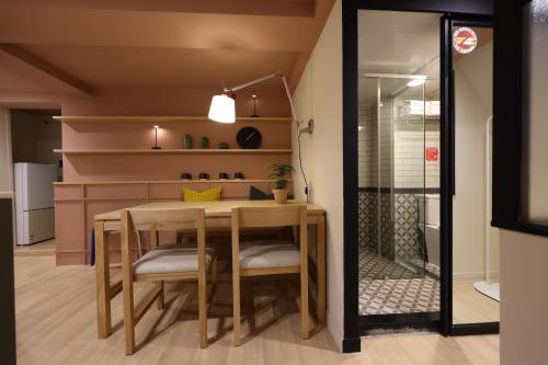 Η κουζίνα ή μικρή κουζίνα στο Hotelarrive Euljiro Tum