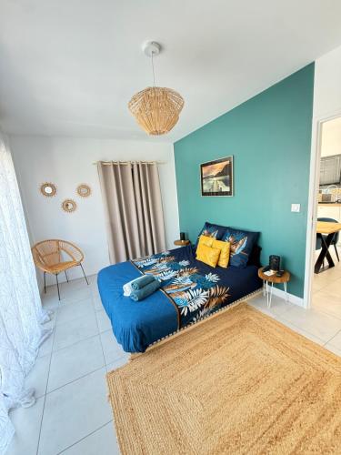 - une chambre avec un lit bleu et un mur bleu dans l'établissement Maison avec piscine privative au coeur d'une oliveraie, à Roquevaire