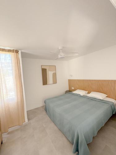 una camera da letto con un letto e un soffitto di Cortijo a Playa de las Americas