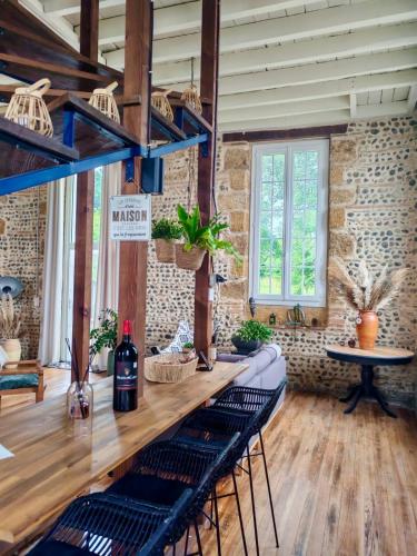 - une salle de dégustation avec un comptoir avec des bouteilles de vin dans l'établissement Maison ancienne école, à Cazères-sur-lʼAdour