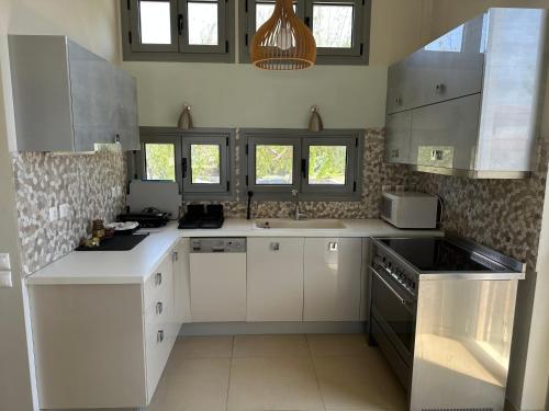 Η κουζίνα ή μικρή κουζίνα στο Seaside Villa with Private Football Pitch