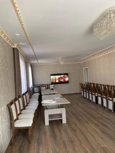 Una televisión o centro de entretenimiento en Ararat Hotel
