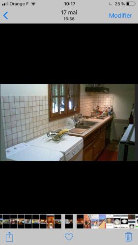 une cuisine avec un évier et un plan de travail dans l'établissement MAISON AVEC MAGNIFIQUE JARDIN LANDES Lit et mixe, à Lit-et-Mixe