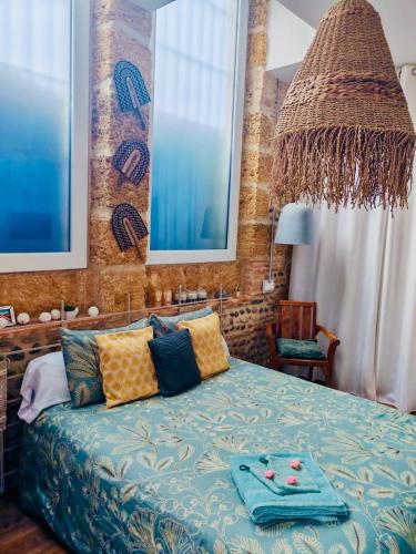 une chambre avec un lit avec un plateau dessus dans l'établissement Maison ancienne école, à Cazères-sur-lʼAdour